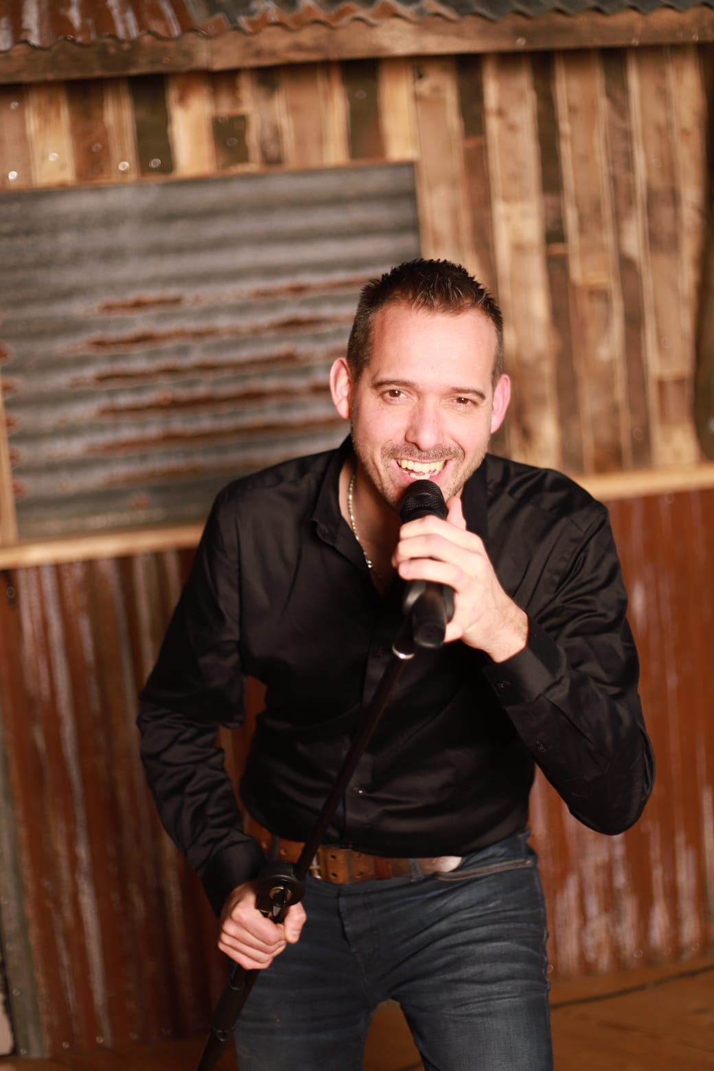 ErikZingt zingend met microfoon tijdens een optreden