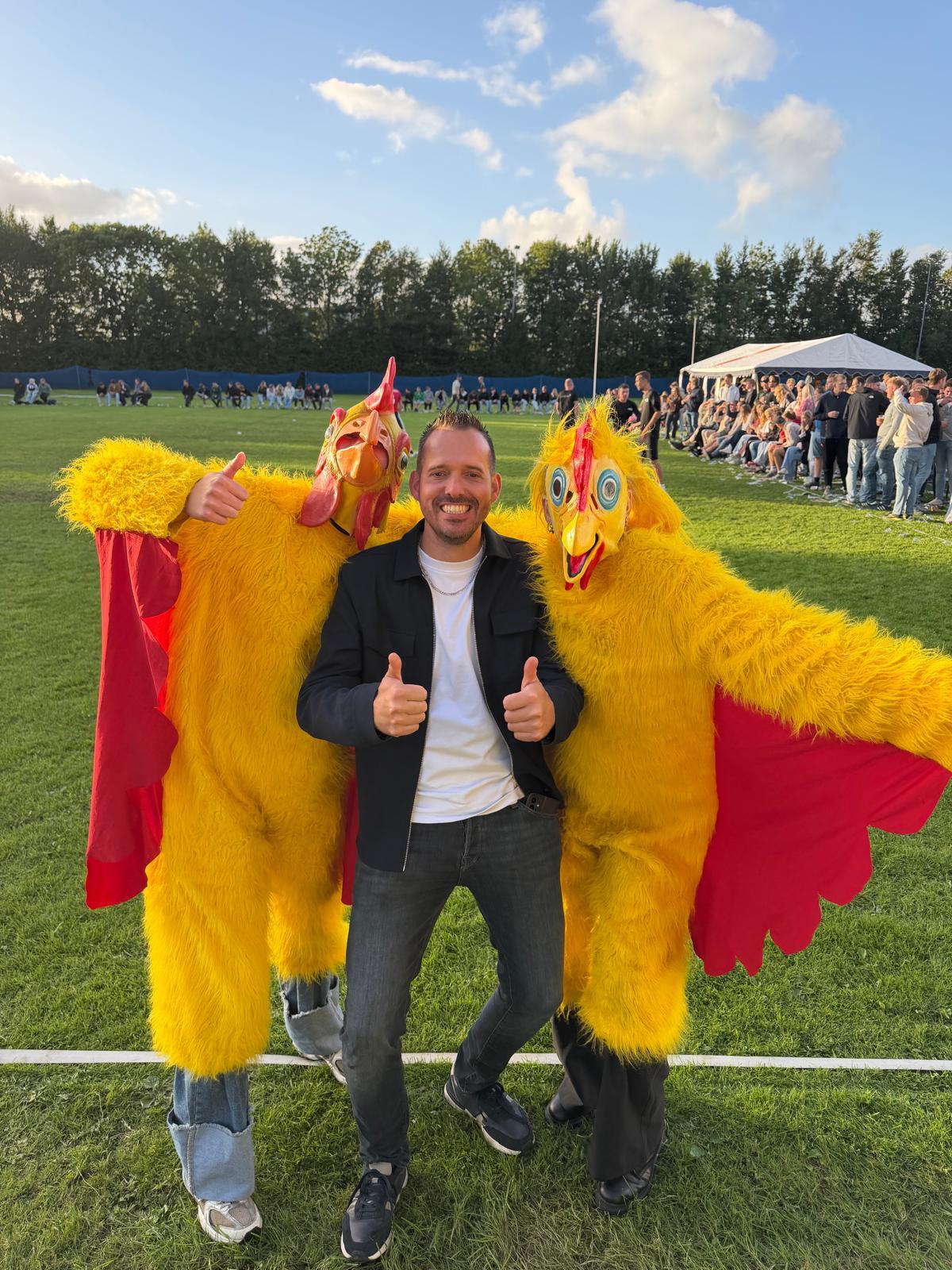 Erik op een festivalterrein met publiek