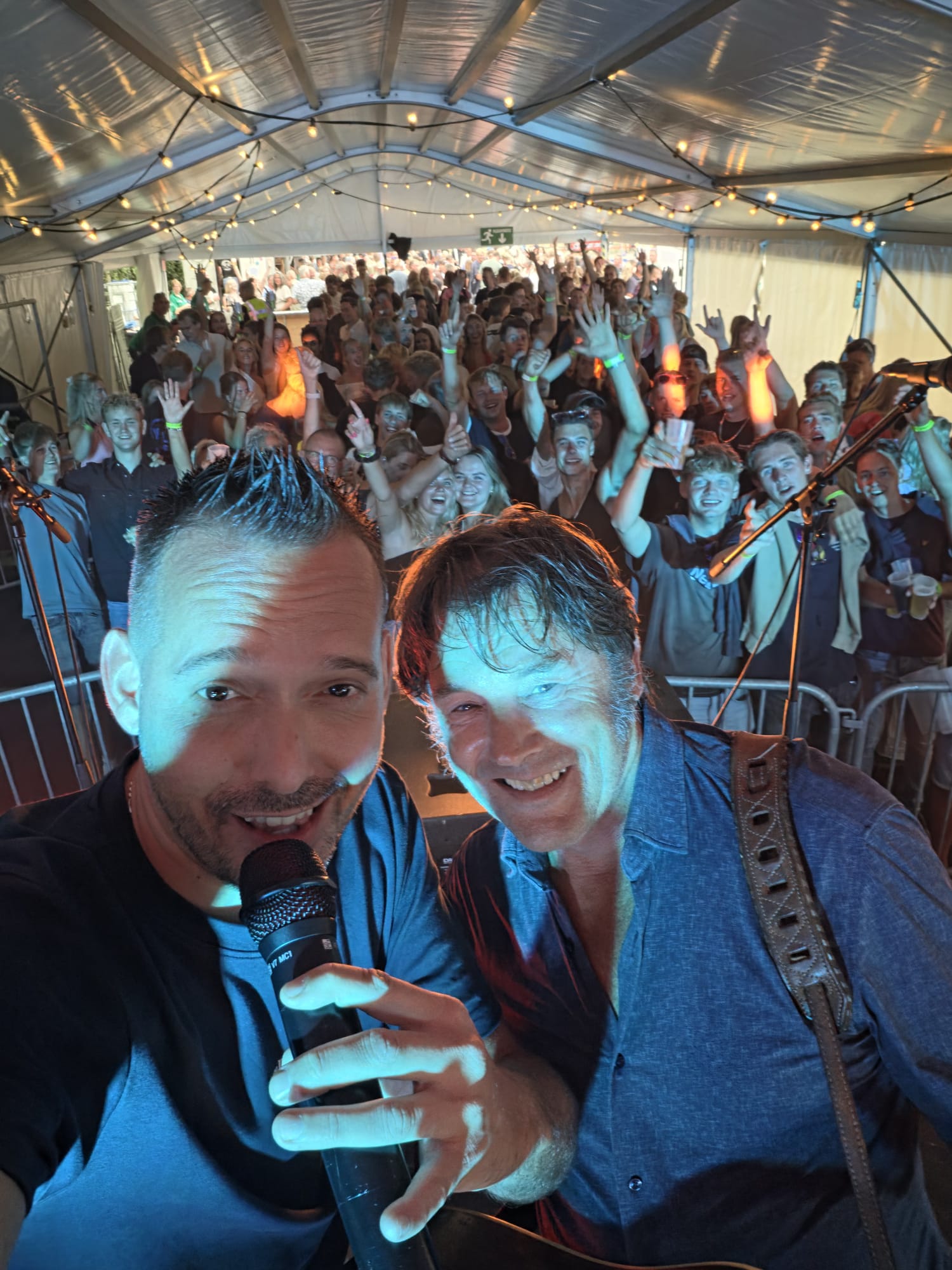 Erik live voor een volle feesttent