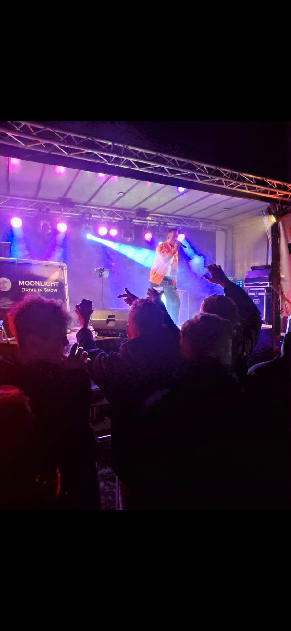 Erik op het podium onder stage lights