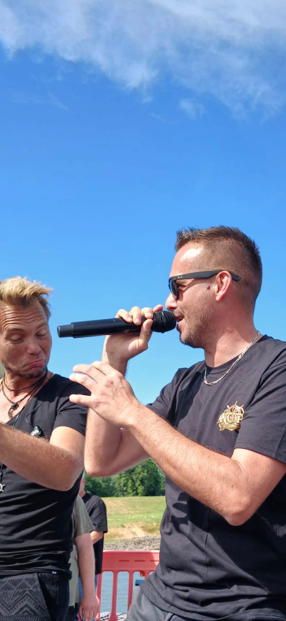 Erik zingt buiten tijdens een optreden