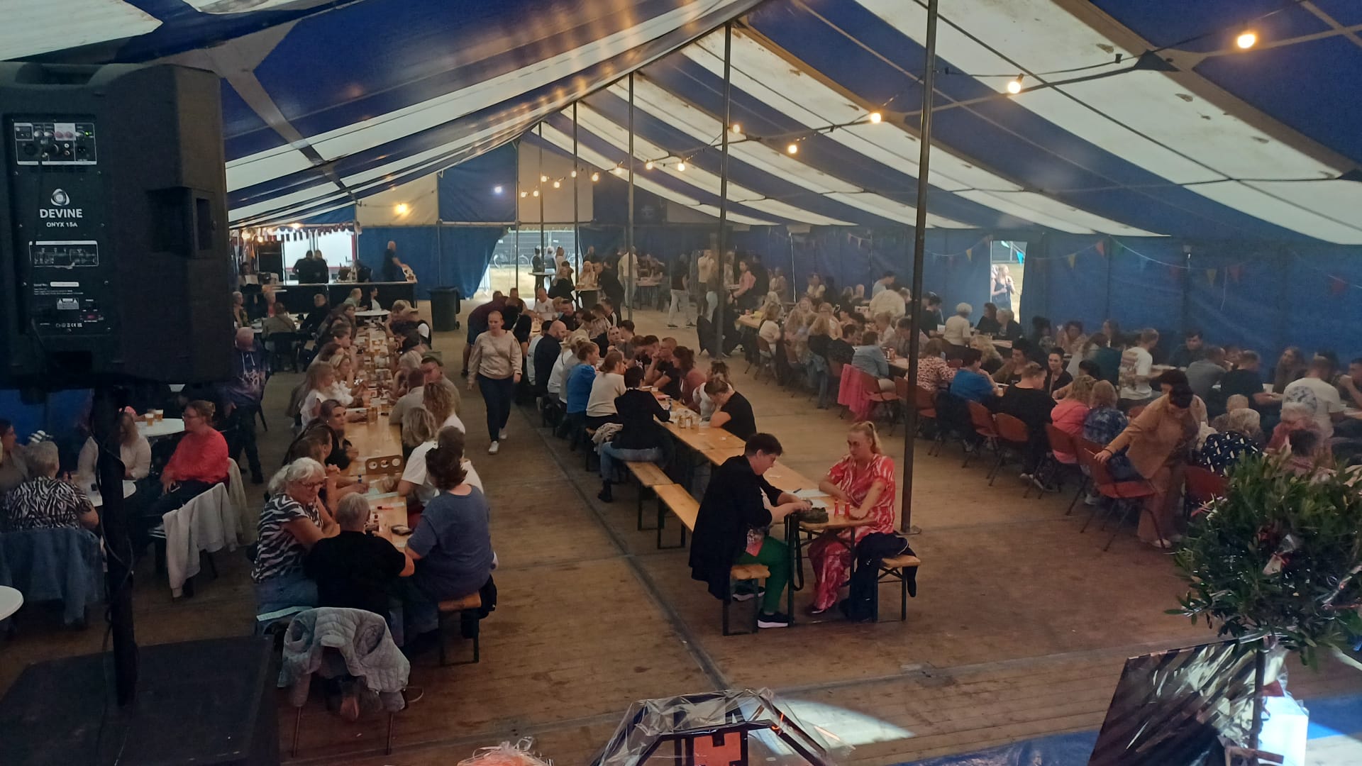 Sfeervolle volle feesttent met warm licht