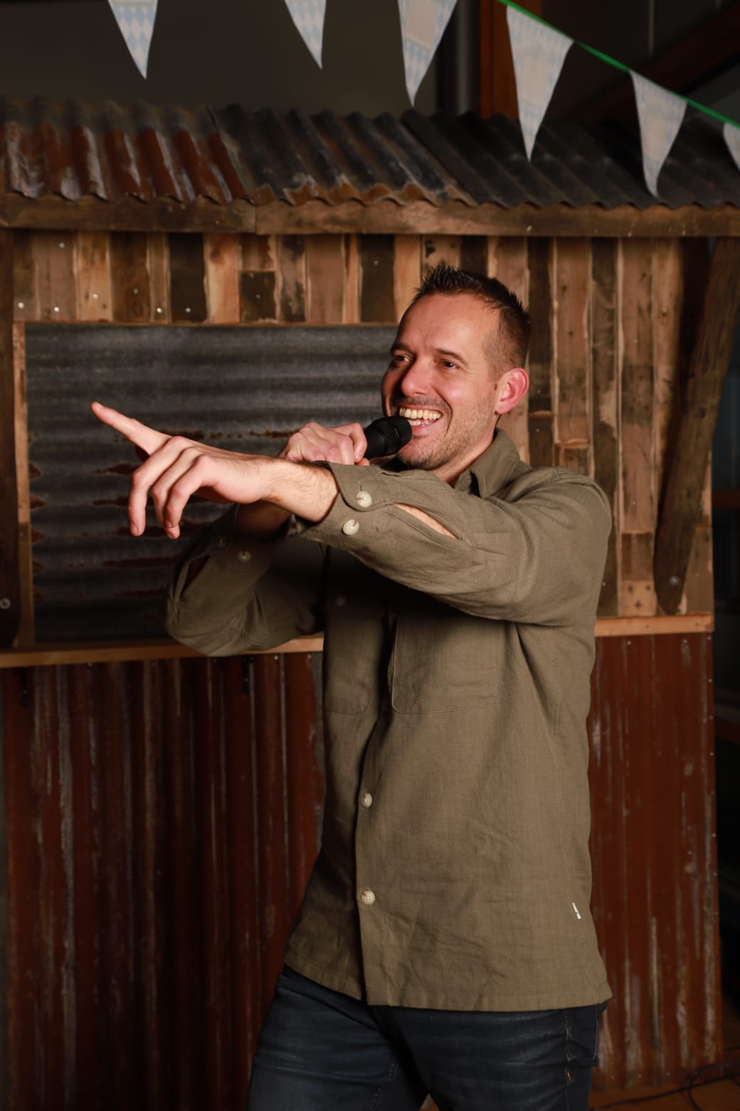 Erik van der Veen enthousiast wijzend tijdens optreden